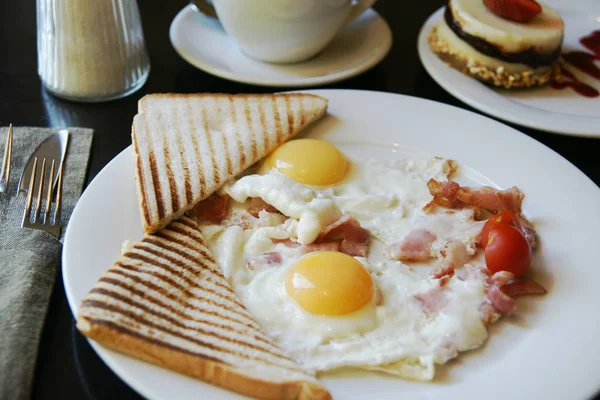 Kızarmış yumurta tost ile