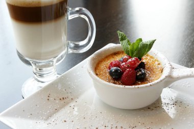creme brulee ve kahve masada.