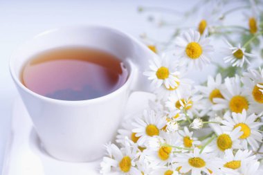 Ahşap bir masada çay.