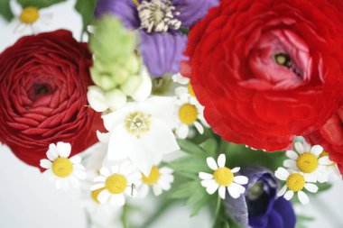 farklı renkli çiçekler ile buket