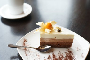 Pembe fincan ve küçük tatlılar.