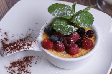 Ahududu ile Tatlı krem brulee