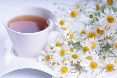 Ahşap bir masada çay.