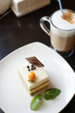 Nefis bir pasta ve çikolata.