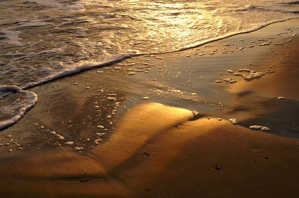 夕阳西下的海浪 — 图库照片