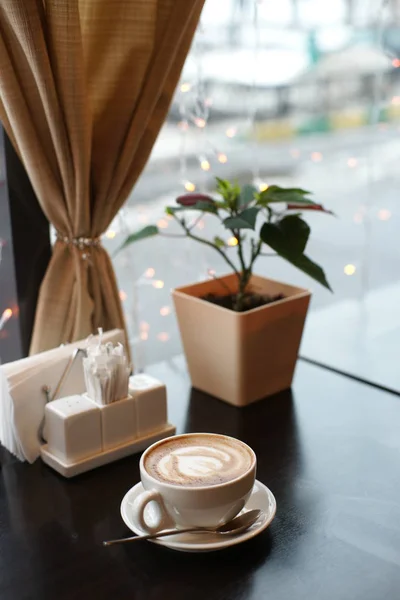 Gorąca Kawa Mlekiem Stole Kawiarni — Zdjęcie stockowe