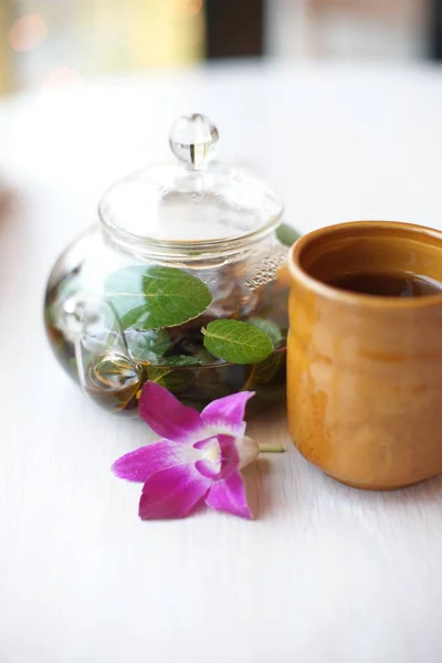 Grüner Minztee Glaskessel Mit Brauner Tasse Und Lila Blume Auf — Stockfoto