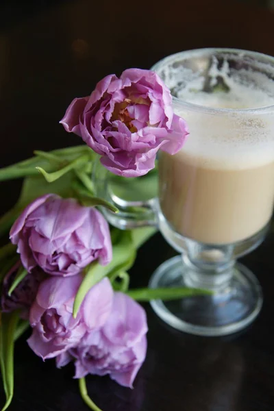 Tasse Chaude Latte Bouquet Fleurs Sur Table — Photo