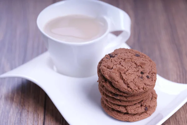 Weiße Keramiktasse Heißen Latte Mit Leckeren Keksen Auf Weißer Welliger — Stockfoto