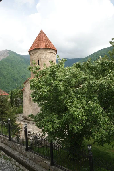 山の上の村の石造りの古城 — ストック写真