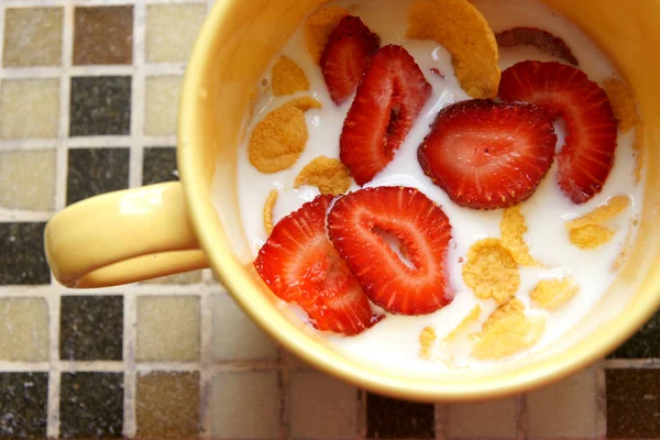 Erdbeere Und Milch Mit Cornflakes — Stockfoto