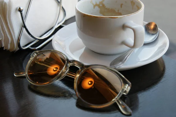 一杯咖啡和一副太阳镜 — 图库照片