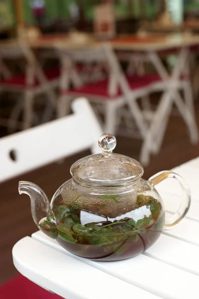 Зелений Ятний Чай Скляному Чайнику Білому Дерев Яному Столі Фоні — стокове фото