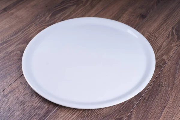 Λευκά Άδεια Πιάτα Στο Τραπέζι — Φωτογραφία Αρχείου