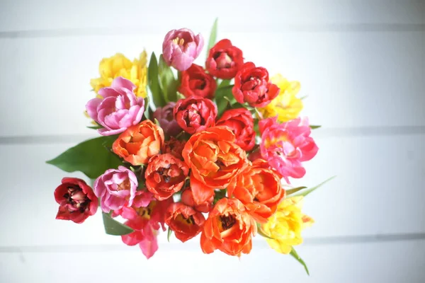 Gekleurde Mooie Heldere Tulpen Boeket Glazen Vaas Kamer Vloer Achtergrond — Stockfoto