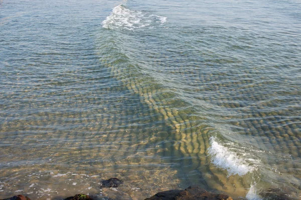 Průzračná Mořská Voda Modrými Vlnami Mořském Pobřeží Pozadí — Stock fotografie