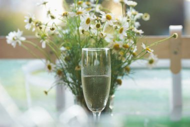 Restoranın verandada masada bir kadeh şarap