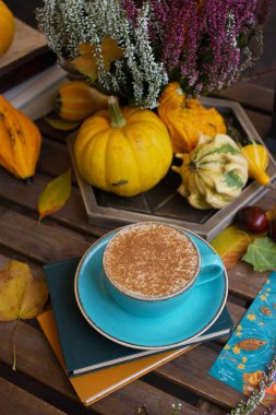 Masada tarçınlı bir fincan kahve.