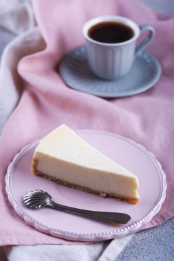 Cheesecake, sade kahve ve küçük bir fincan.
