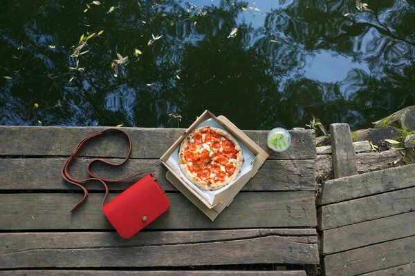 Пикник с неаполитанской пиццей пепперони