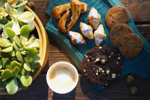 Vários Tipos Doces Biscoitos Uma Tábua Madeira — Fotografia de Stock