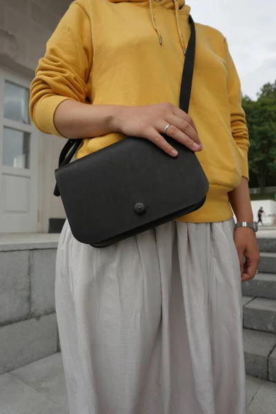 Mujer Con Una Sudadera Amarilla Falda Blanca Con Bolso Negro — Foto de Stock