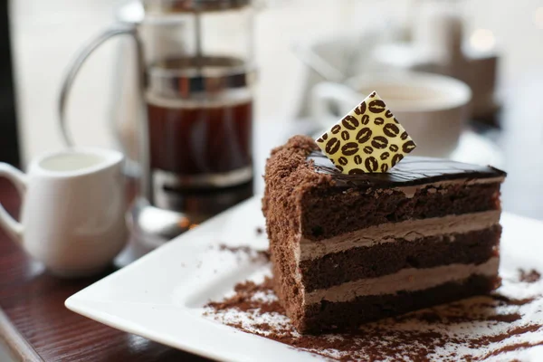 Cafe Et Gateau Sur La Table Dans Le Cafe Brun Delicieux Stock Photo Cafe Et Gateau Sur La Table Dans Le Cafe Brun Delicieux Stock Photo