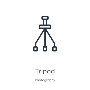 Tripod simgesi. Beyaz arkaplanda fotoğraf koleksiyonundan izole edilmiş ince doğrusal tripod ana hat ikonu. Çizgi vektör işareti, ağ ve mobil sembolü