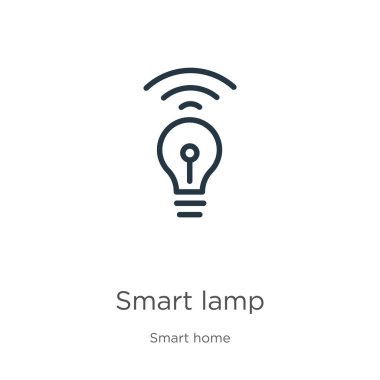 Akıllı lamba ikonu. Akıllı ev koleksiyonundan beyaz arkaplanda izole edilmiş ince doğrusal akıllı lamba ana hatları simgesi. Çizgi vektör işareti, ağ ve mobil sembolü
