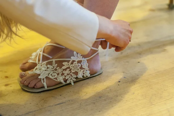 Vestido Noiva Tomando Sapatos Vestido Noiva Flores Liga Detalhe Vestir — Fotografia de Stock