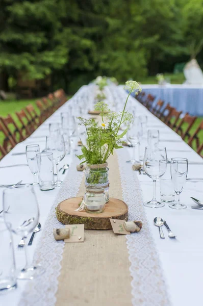 Gros Plan Table Mariage Décorée Par Des Fleurs Dans Jardin — Photo