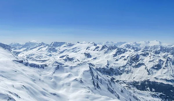 冬のアルプス山脈のパノラマ 3029 ザルツブルクの上のピークからチロル アルプスの美しい風景です 雪と青空と山 パノラマ ビュー — ストック写真