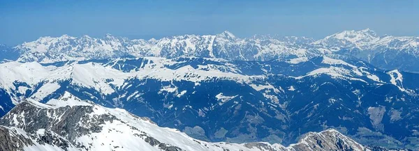 阿尔卑斯山在冬天全景 从萨尔茨堡山顶 3029M 蒂罗尔阿尔卑斯山的美丽景色 山上有白雪和蓝天 — 图库照片