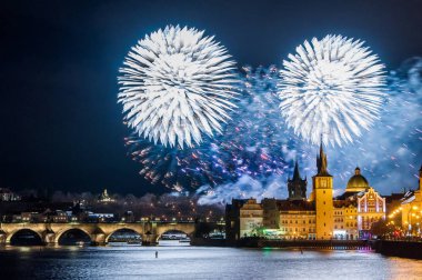 Yeni yıl havai fişek 2019 Prag'da gece fotoğraf. Charles Köprüsü ile güzel lightshow Prag'da merkezi arka planda