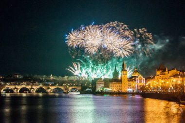 Yeni yıl havai fişek 2019 Prag'da gece fotoğraf. Charles Köprüsü ile güzel lightshow Prag'da merkezi arka planda