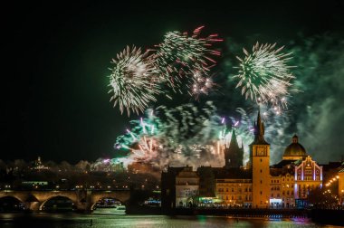 Yeni yıl havai fişek 2019 Prag'da gece fotoğraf. Charles Köprüsü ile güzel lightshow Prag'da merkezi arka planda