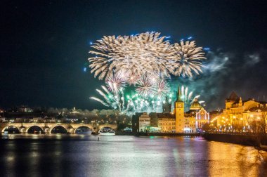 Yeni yıl havai fişek 2019 Prag'da gece fotoğraf. Charles Köprüsü ile güzel lightshow Prag'da merkezi arka planda