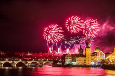 Yeni yıl havai fişek 2019 Prag'da gece fotoğraf. Charles Köprüsü ile güzel lightshow Prag'da merkezi arka planda