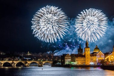 Yeni yıl havai fişek 2019 Prag'da gece fotoğraf. Charles Köprüsü ile güzel lightshow Prag'da merkezi arka planda