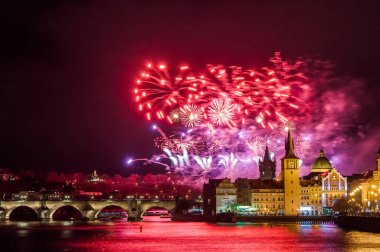 Yeni yıl havai fişek 2019 Prag'da gece fotoğraf. Charles Köprüsü ile güzel lightshow Prag'da merkezi arka planda