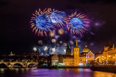 Yeni yıl havai fişek 2019 Prag'da gece fotoğraf. Charles Köprüsü ile güzel lightshow Prag'da merkezi arka planda