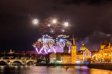 Yeni yıl havai fişek 2019 Prag'da gece fotoğraf. Charles Köprüsü ile güzel lightshow Prag'da merkezi arka planda