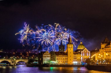 Yeni yıl havai fişek 2019 Prag'da gece fotoğraf. Charles Köprüsü ile güzel lightshow Prag'da merkezi arka planda