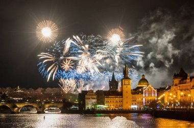 Yeni yıl havai fişek 2019 Prag'da gece fotoğraf. Charles Köprüsü ile güzel lightshow Prag'da merkezi arka planda