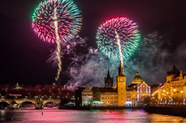 Yeni yıl havai fişek 2019 Prag'da gece fotoğraf. Charles Köprüsü ile güzel lightshow Prag'da merkezi arka planda
