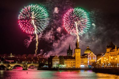 Yeni yıl havai fişek 2019 Prag'da gece fotoğraf. Charles Köprüsü ile güzel lightshow Prag'da merkezi arka planda