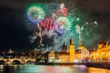 Yeni yıl havai fişek 2019 Prag'da gece fotoğraf. Charles Köprüsü ile güzel lightshow Prag'da merkezi arka planda