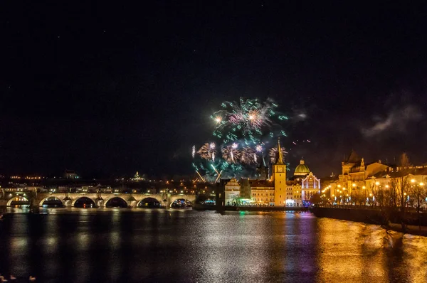 Ночное Фото Новогоднего Фейерверка 2019 Праге Световое Шоу Фоне Карлова — стоковое фото