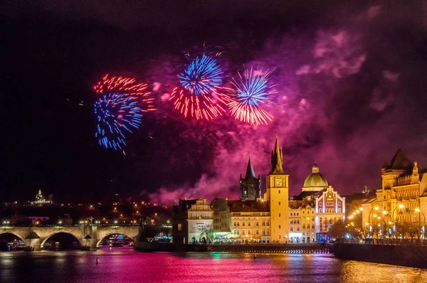 Νυχτερινή Φωτογραφία Του 2019 Πυροτέχνημα Πρωτοχρονιά Στην Πράγα Όμορφο Οπτικά — Φωτογραφία Αρχείου