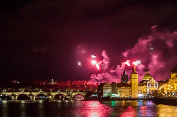Éjszakai Fotó Újévi Tűzijáték 2019 Prágában Gyönyörű Fényjátékká Háttérben Prágai — Stock Fotó